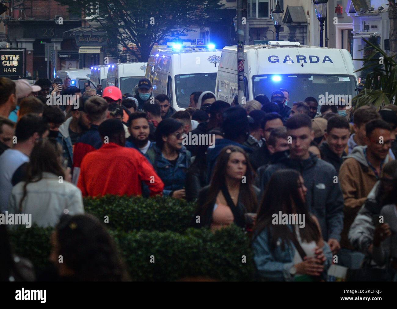 Mitglieder der Gardai (Irish Police) setzen Einschränkungen des Coronavirus durch und verlagern Menschen aus der South William Street in Dublin. Am Freitag, den 4. Juni 2021, in Dublin, Irland. (Foto von Artur Widak/NurPhoto) Stockfoto