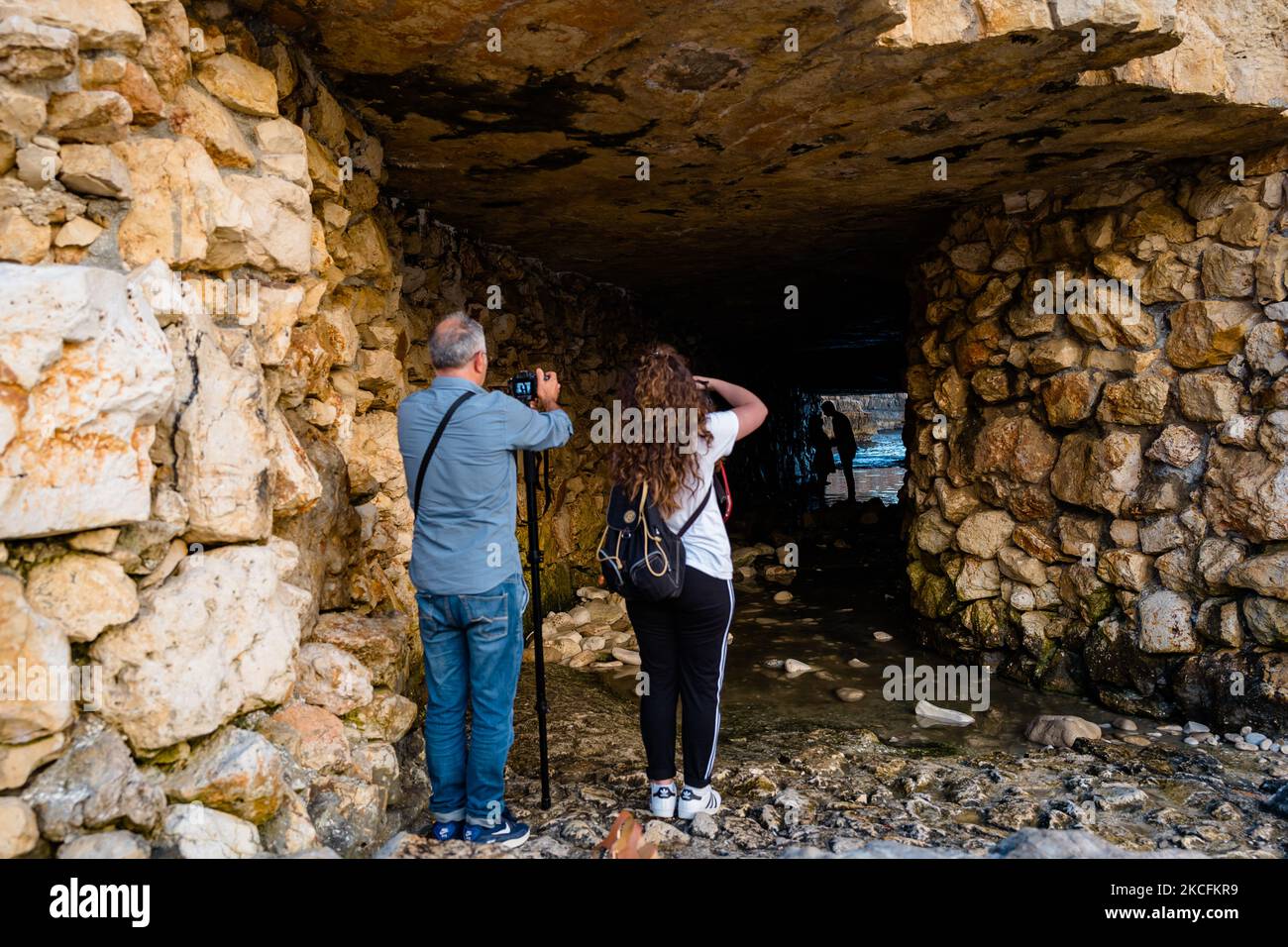 Am 4. Juni 2021 fotografieren Fotografen zwei zukünftige Ehepartner auf der Klippe des Lama Monachile in Polignano a Mare. Apulien ist zum zweiten Mal in Folge die schönste Region der Welt, die von National Geographic als „Best Value Travel Destination in the World“ ausgezeichnet und auch von Lonely Planet und der New York Times bestätigt wurde. Touristen beginnen, die Strände und die charakteristischsten Orte der Region wie Polignano a Mare zu bevölkern, vor allem von ausländischen Touristen, aber auch von den Apulien selbst, die das Meer vor allem am Wochenende genießen möchten. (Foto von Davide Pischettol Stockfoto