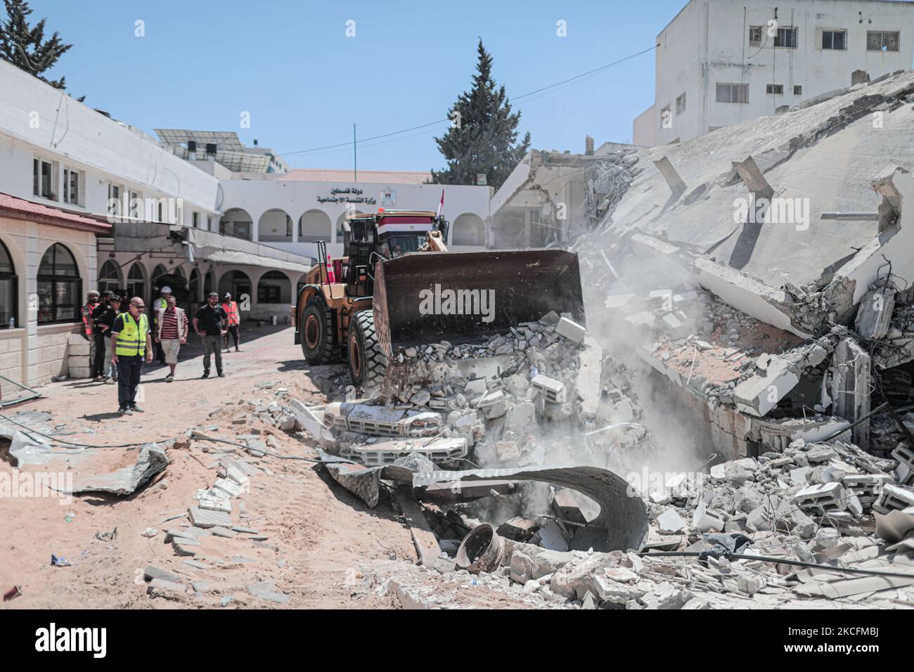 Ägyptische Arbeiter und Maschinen, die am 05. Juni 2021 die Trümmer der zerstörten Türme und Häuser in Gaza-Stadt abbauen. Ägypten gab am 04. Juni bekannt, dass es Arbeiter und Ausrüstung entsendet, um beim Wiederaufbau nach den Kämpfen zwischen Israel und Aktivisten im Gazastreifen zu helfen (Foto: Momen Faiz/NurPhoto) Stockfoto