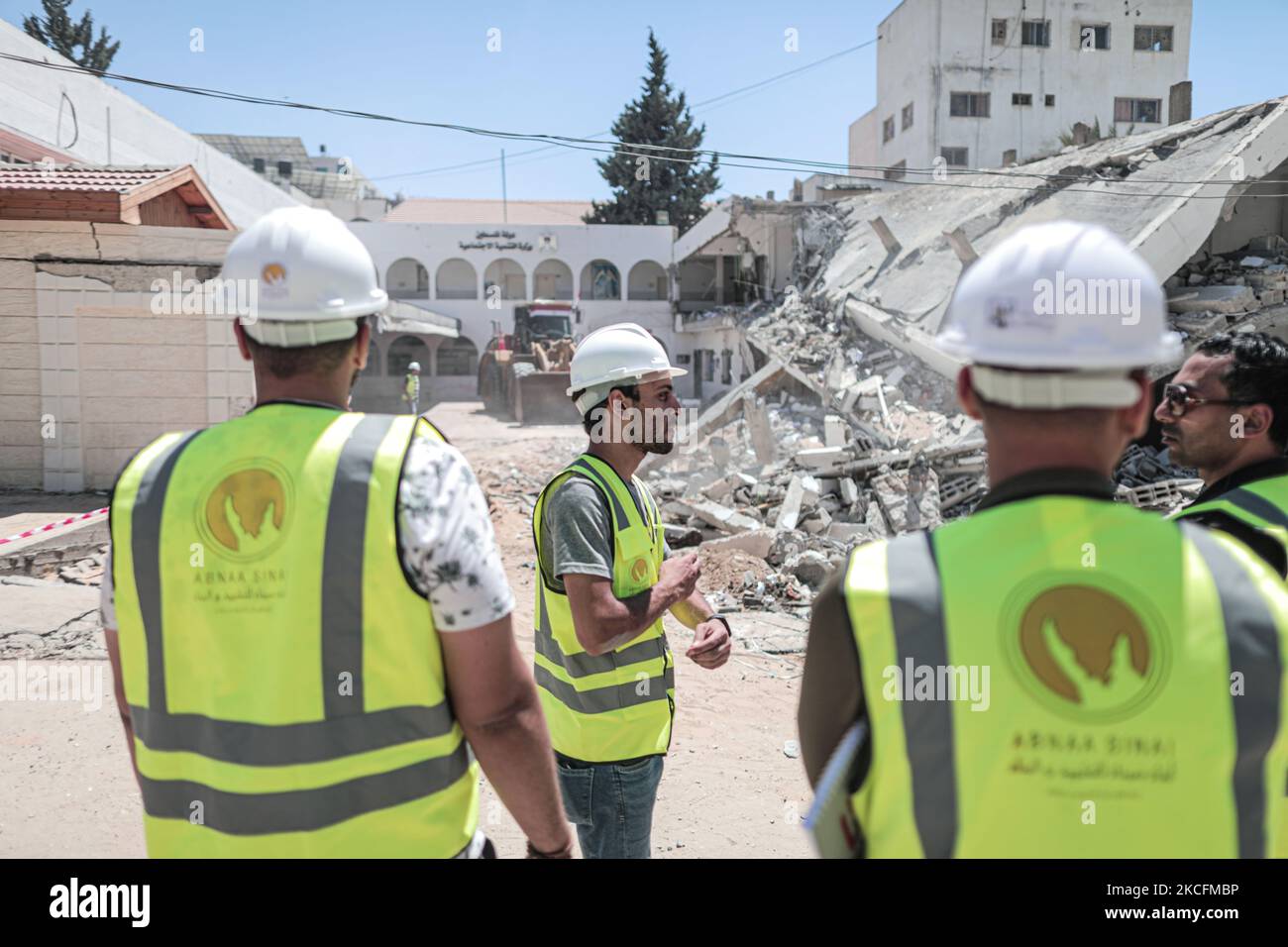 Ägyptische Arbeiter und Maschinen, die am 05. Juni 2021 die Trümmer der zerstörten Türme und Häuser in Gaza-Stadt abbauen. Ägypten gab am 04. Juni bekannt, dass es Arbeiter und Ausrüstung entsendet, um beim Wiederaufbau nach den Kämpfen zwischen Israel und Aktivisten im Gazastreifen zu helfen (Foto: Momen Faiz/NurPhoto) Stockfoto