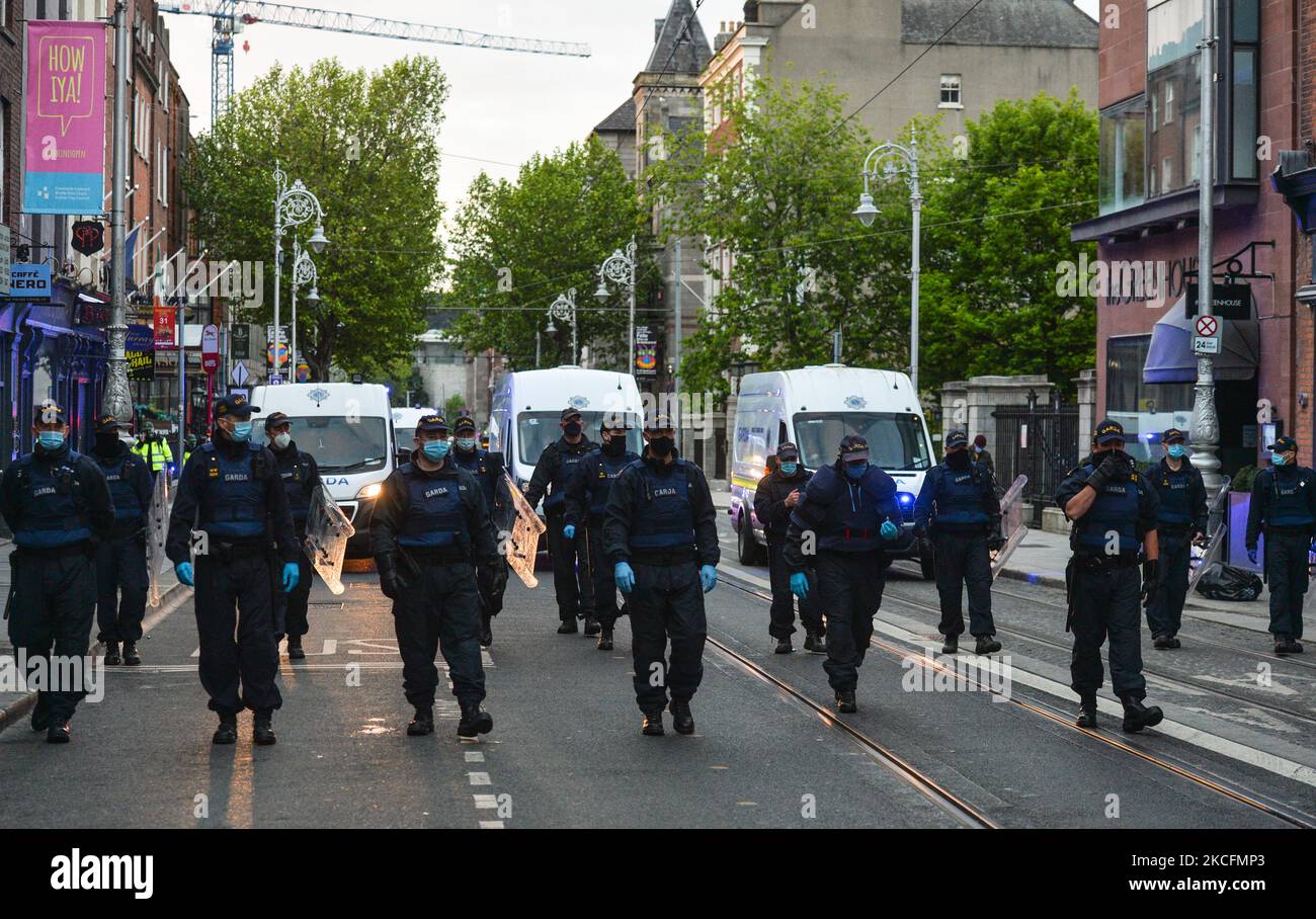 Mitglieder der Gardai Public Order Unit setzen COVID-19-Beschränkungen auf der Dawson Street im Stadtzentrum von Dublin durch. Am Sonntag, den 5. Juni 2021, in Dublin, Irland. (Foto von Artur Widak/NurPhoto) Stockfoto