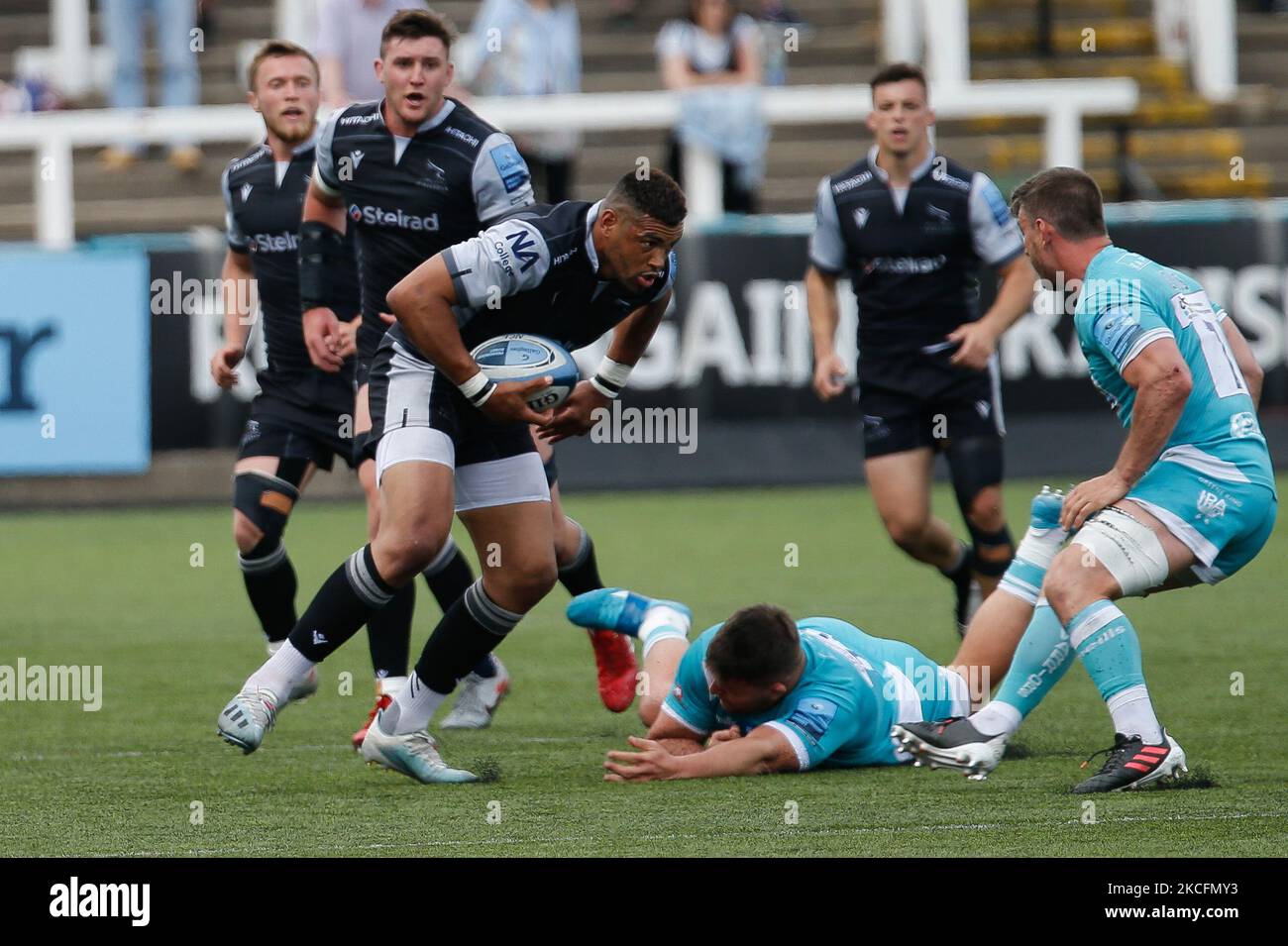 Luther Burrell von Newcastle Falcons will Sam Lewis von den Worcester Warriors während des Spiels der Gallagher Premiership zwischen Newcastle Falcons und Worcester Warriors im Kingston Park, Newcastle, am Samstag, den 5.. Juni 2021, aufnehmen. (Foto von Chris Lishman/MI News/NurPhoto) Stockfoto