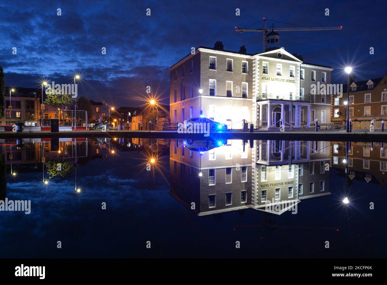 Ein Garda Auto patrouilliert in Portobello neben dem Grand Canal in Dublin. Am Sonntag, den 6. Juni 2021, in Dublin, Irland. (Foto von Artur Widak/NurPhoto) Stockfoto