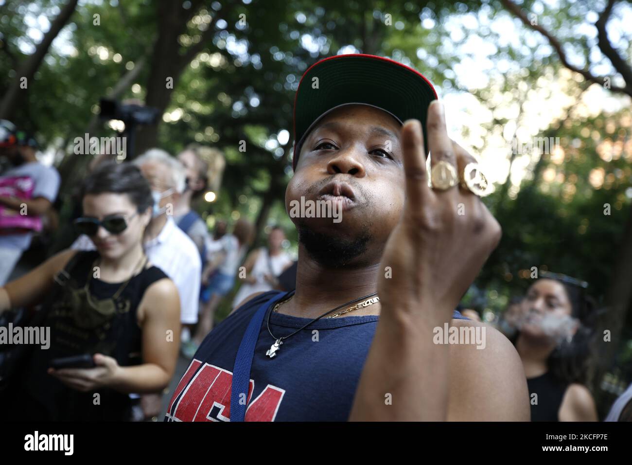 Eine Person zündet eine Marihuana-Zigarette an, als der Bürgermeister von New York City, Paperboy the Prince, am 6. Juni 2021 in New York City, USA, zu einer Gruppe von Menschen in der Nähe des Rathauses spricht und singt. Der Kandidat Paperboy spricht große Unternehmen und ihre Gewinne aus dem legalen Verkauf von Marihuana an und dass Reparationen an Personen vorgenommen werden sollten, die wegen Verbrechen im Zusammenhang mit der Droge angeklagt wurden. (Foto von John Lamparski/NurPhoto) Stockfoto