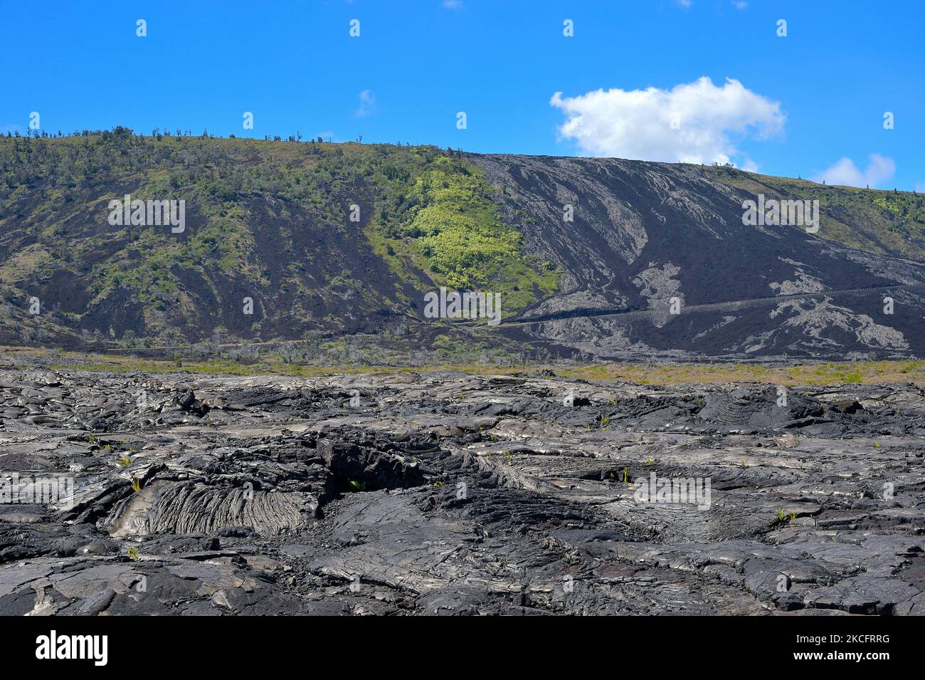 Die malerischen dampfenden Krater und Lavaströme rund um den Aussichtspunkt Mauna Ulu, den Hawaiʻi Volcanoes National Park auf Big Island HI Stockfoto