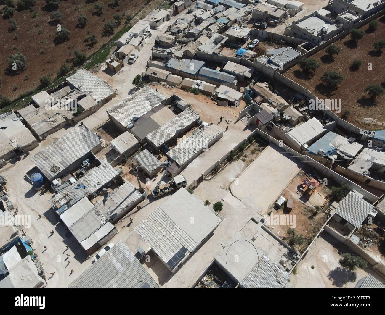 Idlib Countryside, die Stadt Atmeh, an der syrisch-türkischen Grenze am 7. Juni 2021. Das im Regierungsbezirk Idlib im Nordwesten Syriens tätige Elektrizitätsunternehmen „Green Energy“, Ist ein privates Unternehmen, das die Stromnetze in der Stadt Atma nahe der syrisch-türkischen Grenze saniert, als Teil eines laufenden Projekts zur Versorgung der von der Opposition kontrollierten Gebiete mit Strom in Abhängigkeit von der Türkei nach jahrelanger Unterbrechung des Dienstes aufgrund des Krieges (Foto: Rami Alsayed/NurPhoto) Stockfoto Idlib Countryside, die Stadt Atmeh, an der syrisch-türkischen Grenze am 7. Juni 2021. Das im Regierungsbezirk Idlib im Nordwesten Syriens tätige Elektrizitätsunternehmen „Green Energy“, Ist ein privates Unternehmen, das die Stromnetze in der Stadt Atma nahe der syrisch-türkischen Grenze saniert, als Teil eines laufenden Projekts zur Versorgung der von der Opposition kontrollierten Gebiete mit Strom in Abhängigkeit von der Türkei nach jahrelanger Unterbrechung des Dienstes aufgrund des Krieges (Foto: Rami Alsayed/NurPhoto) Stockfoto