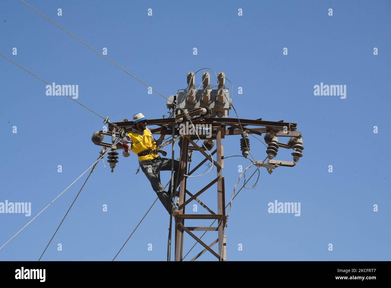 Idlib Countryside, die Stadt Atmeh, an der syrisch-türkischen Grenze am 7. Juni 2021. Das im Regierungsbezirk Idlib im Nordwesten Syriens tätige Elektrizitätsunternehmen „Green Energy“, Ist ein privates Unternehmen, das die Stromnetze in der Stadt Atma nahe der syrisch-türkischen Grenze saniert, als Teil eines laufenden Projekts zur Versorgung der von der Opposition kontrollierten Gebiete mit Strom in Abhängigkeit von der Türkei nach jahrelanger Unterbrechung des Dienstes aufgrund des Krieges (Foto: Rami Alsayed/NurPhoto) Stockfoto