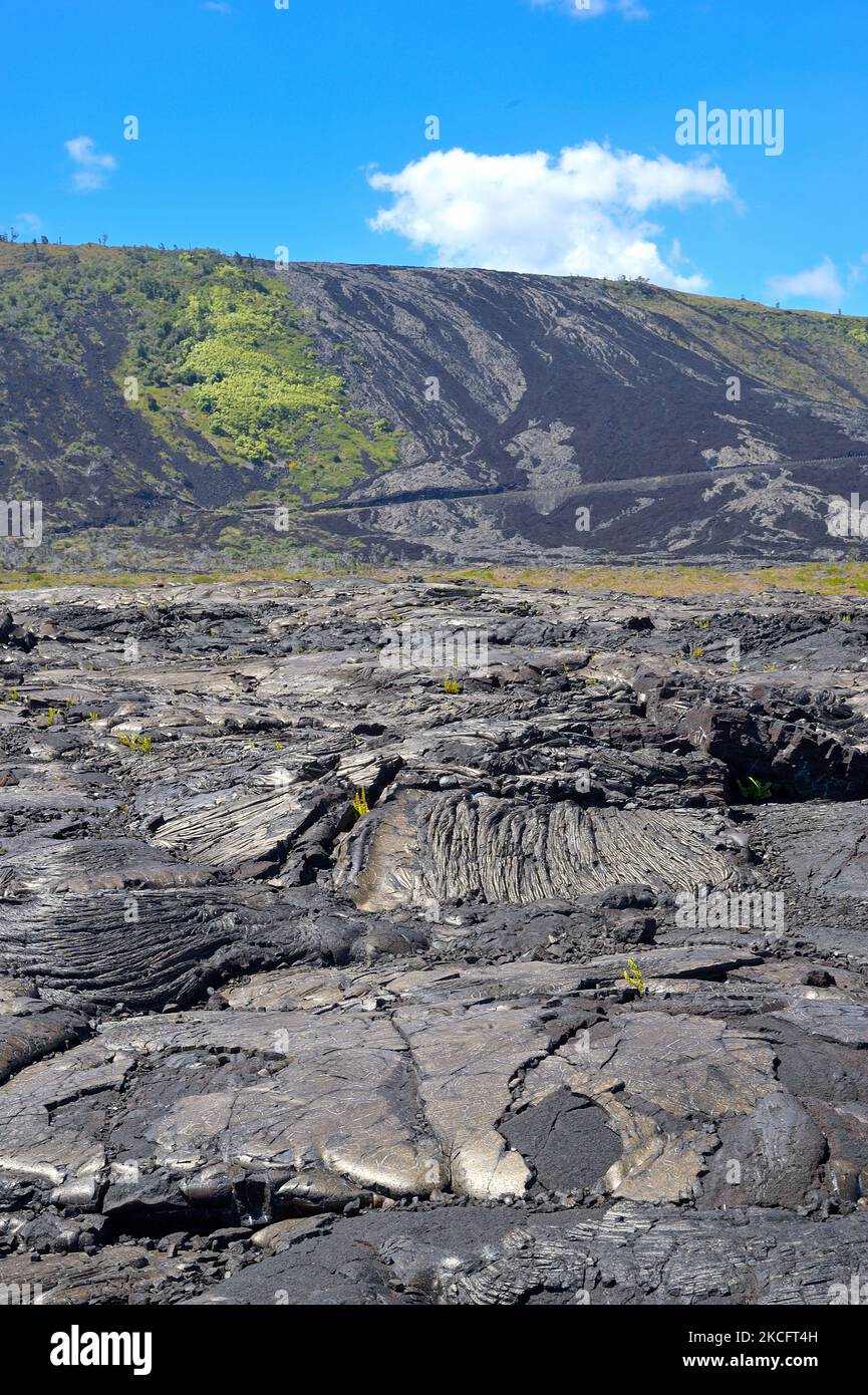 Die malerischen dampfenden Krater und Lavaströme rund um den Aussichtspunkt Mauna Ulu, den Hawaiʻi Volcanoes National Park auf Big Island HI Stockfoto