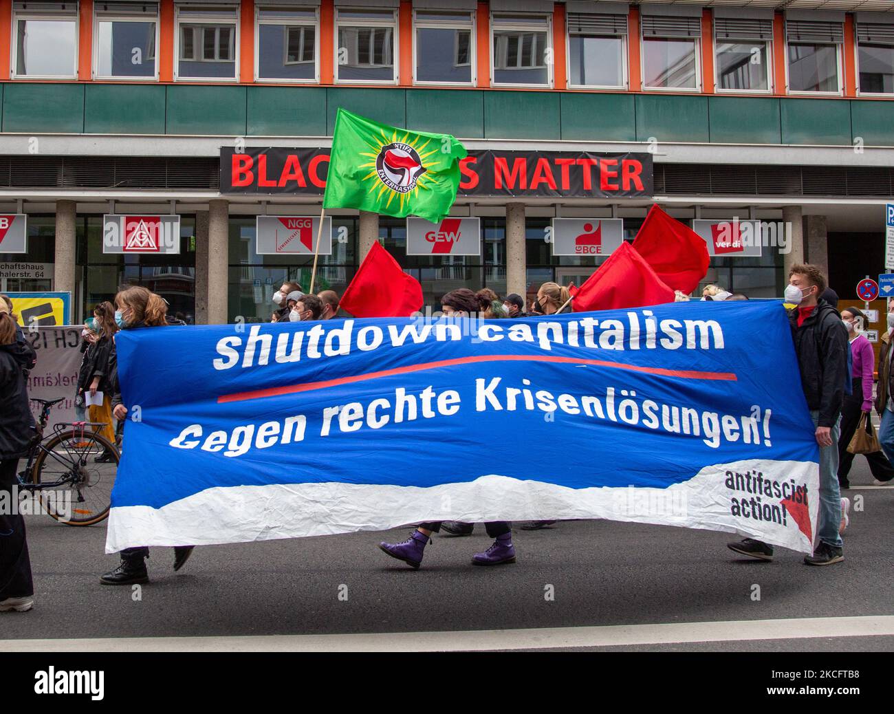 Hunderte nahmen am 6. Juni 2021 an einer Demonstration gegen Abschiebungen nach Afghanistan in München Teil. (Foto von Alexander Pohl/NurPhoto) Stockfoto
