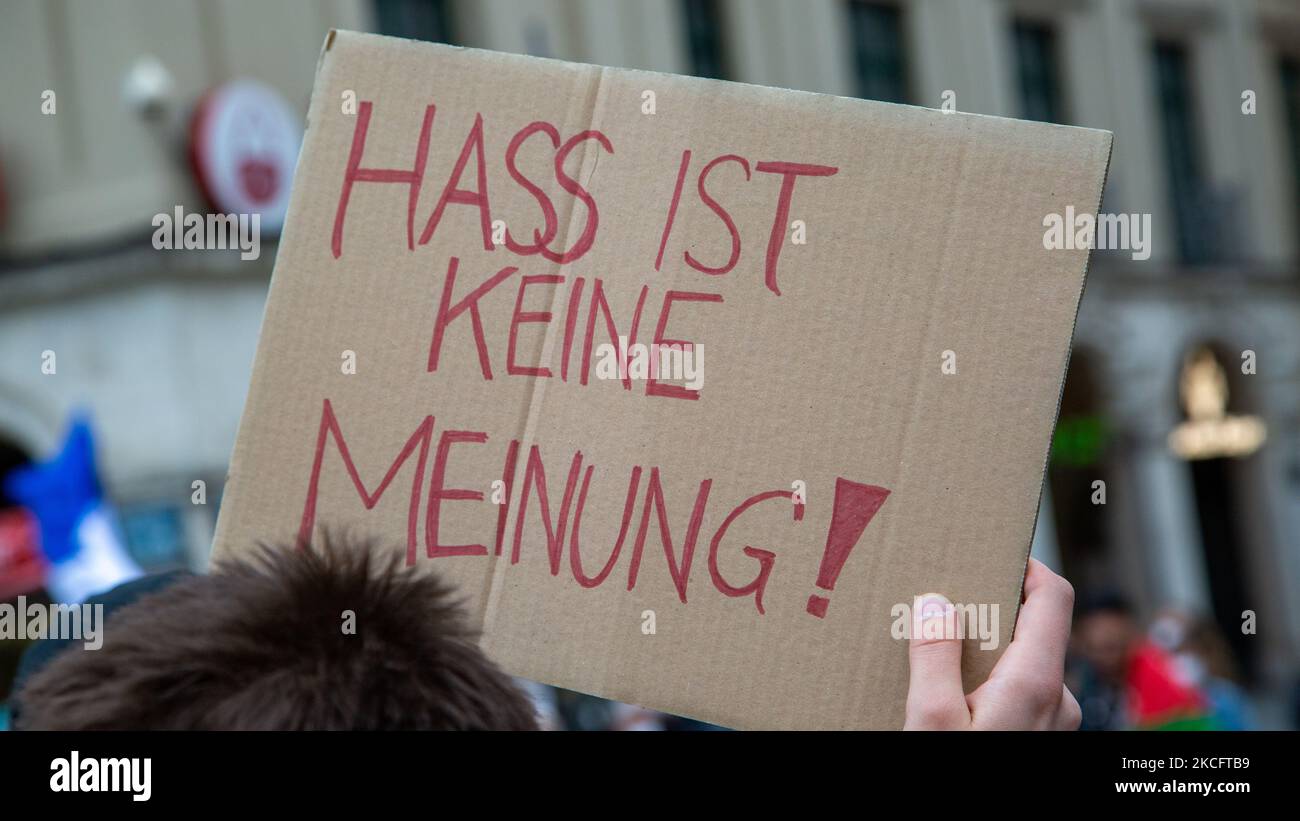 Hunderte nahmen am 6. Juni 2021 an einer Demonstration gegen Abschiebungen nach Afghanistan in München Teil. (Foto von Alexander Pohl/NurPhoto) Stockfoto
