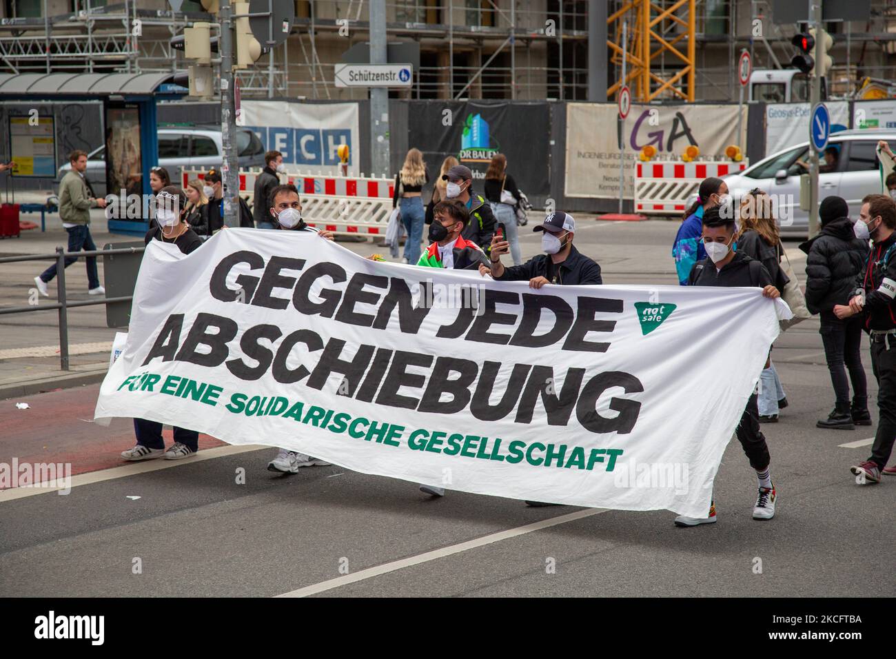 Hunderte nahmen am 6. Juni 2021 an einer Demonstration gegen Abschiebungen nach Afghanistan in München Teil. (Foto von Alexander Pohl/NurPhoto) Stockfoto