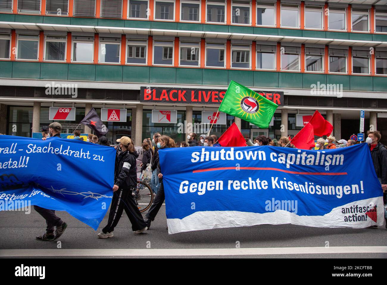 Hunderte nahmen am 6. Juni 2021 an einer Demonstration gegen Abschiebungen nach Afghanistan in München Teil. (Foto von Alexander Pohl/NurPhoto) Stockfoto
