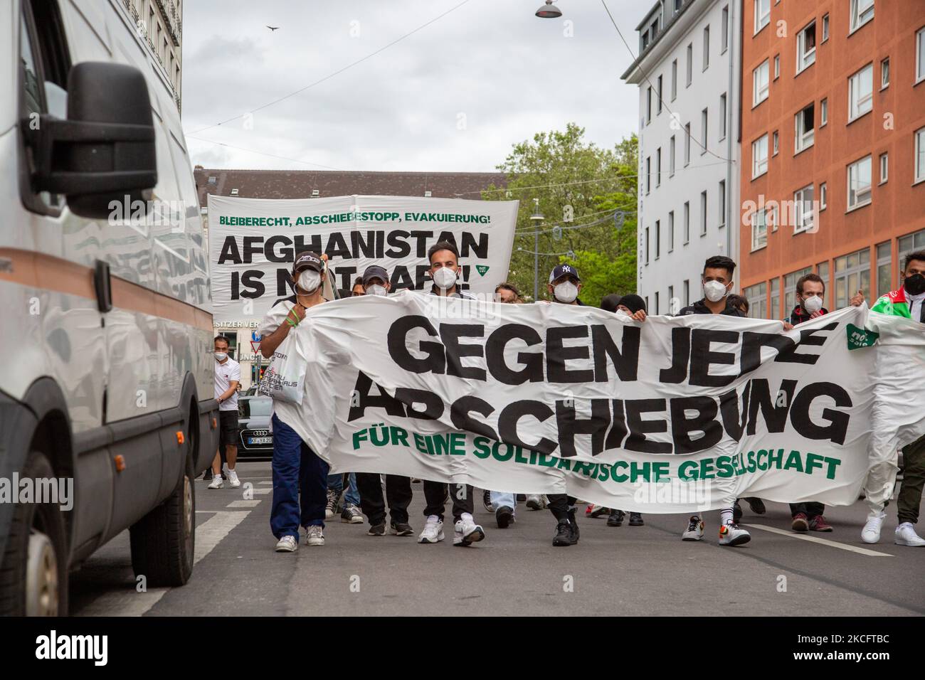 Hunderte nahmen am 6. Juni 2021 an einer Demonstration gegen Abschiebungen nach Afghanistan in München Teil. (Foto von Alexander Pohl/NurPhoto) Stockfoto