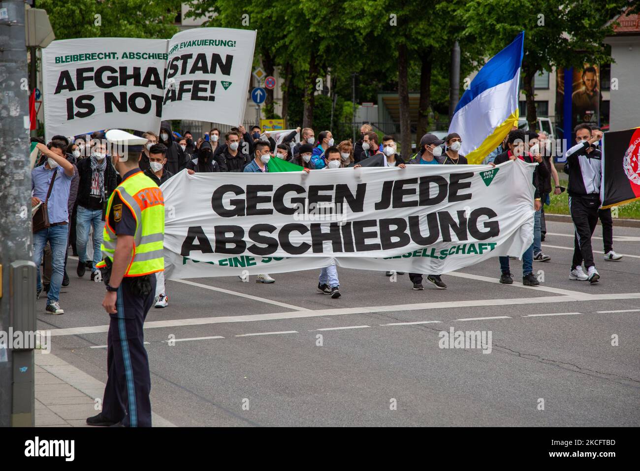 Hunderte nahmen am 6. Juni 2021 an einer Demonstration gegen Abschiebungen nach Afghanistan in München Teil. (Foto von Alexander Pohl/NurPhoto) Stockfoto