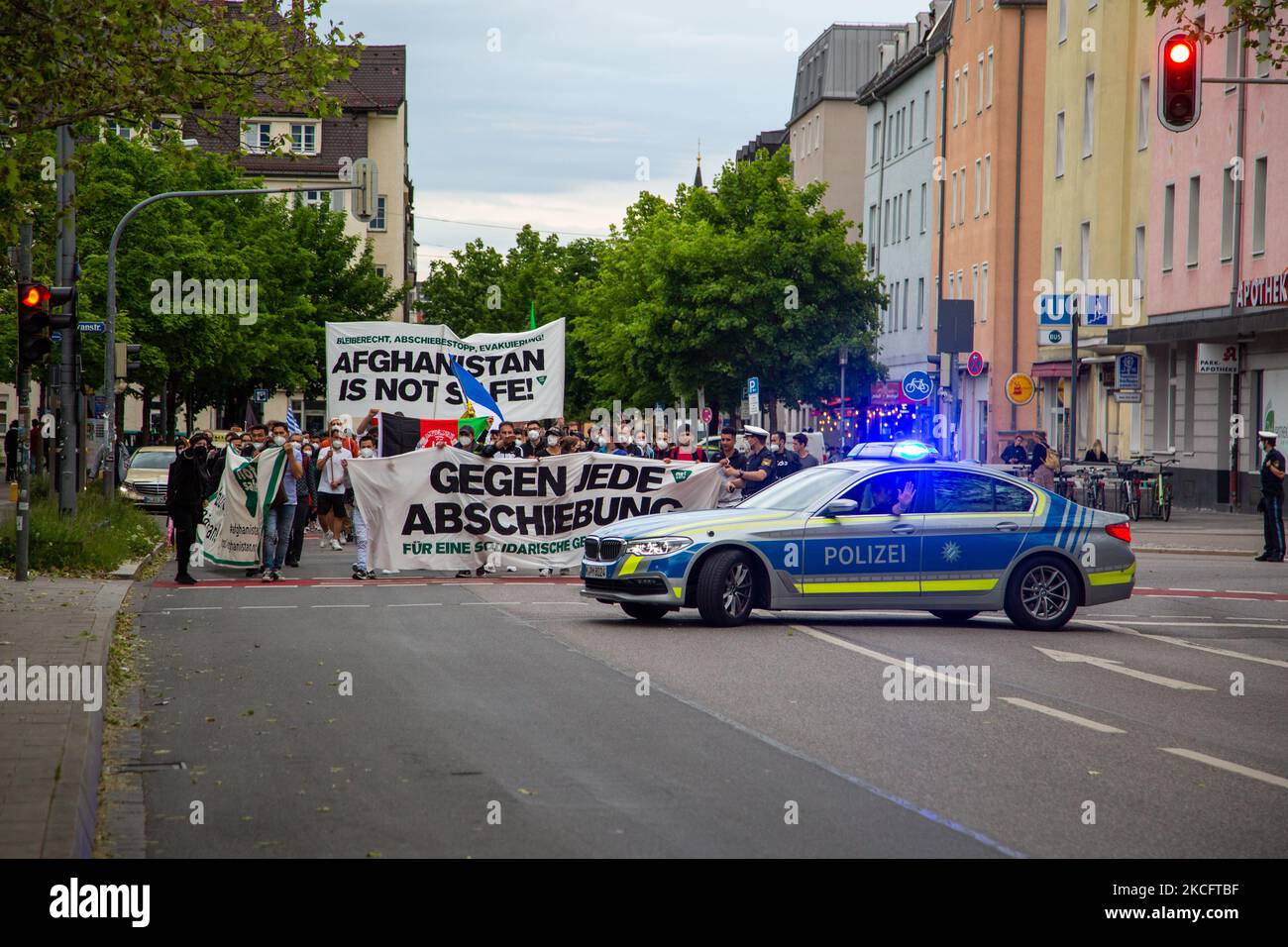 Hunderte nahmen am 6. Juni 2021 an einer Demonstration gegen Abschiebungen nach Afghanistan in München Teil. (Foto von Alexander Pohl/NurPhoto) Stockfoto