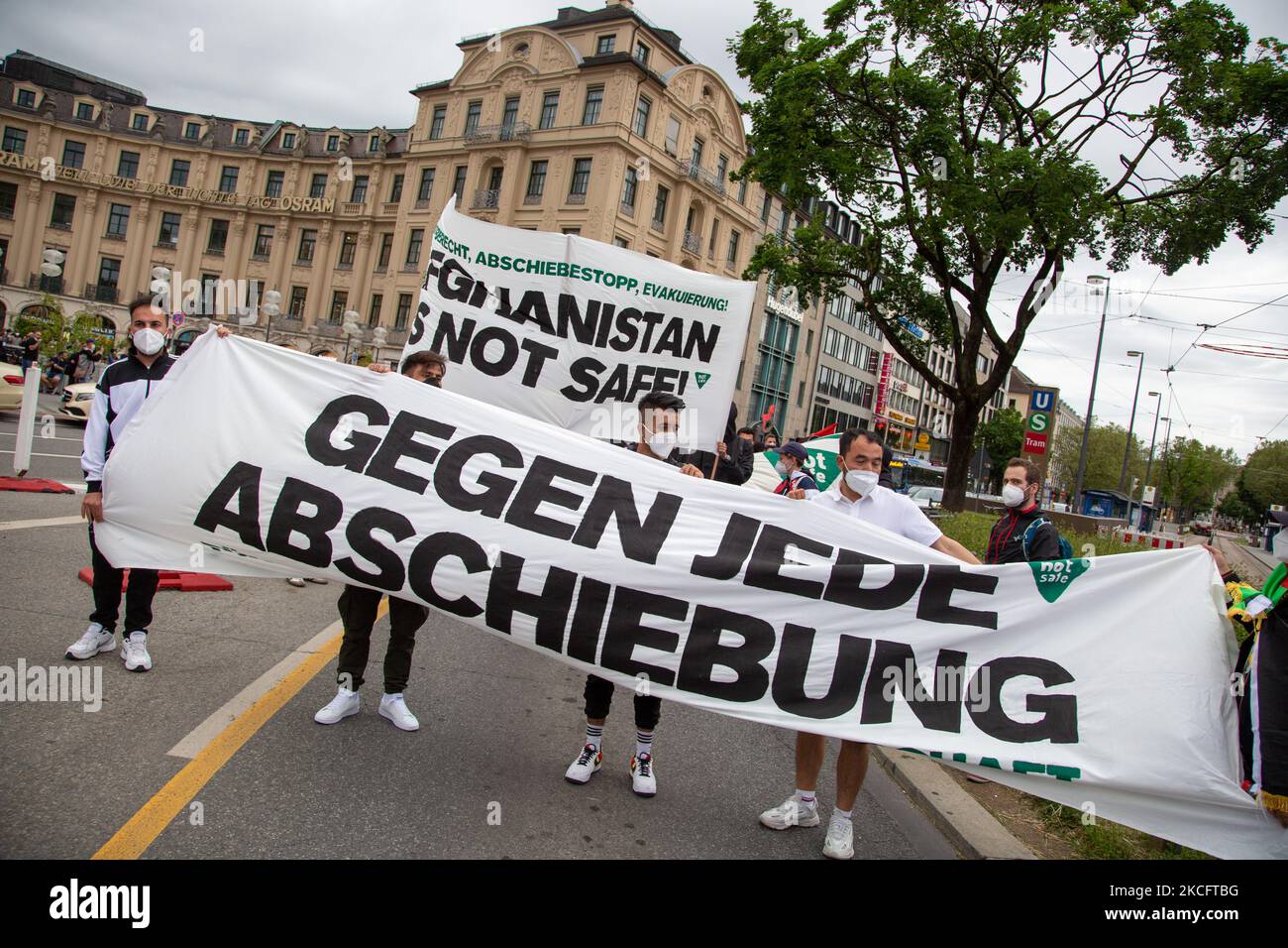 Hunderte nahmen am 6. Juni 2021 an einer Demonstration gegen Abschiebungen nach Afghanistan in München Teil. (Foto von Alexander Pohl/NurPhoto) Stockfoto