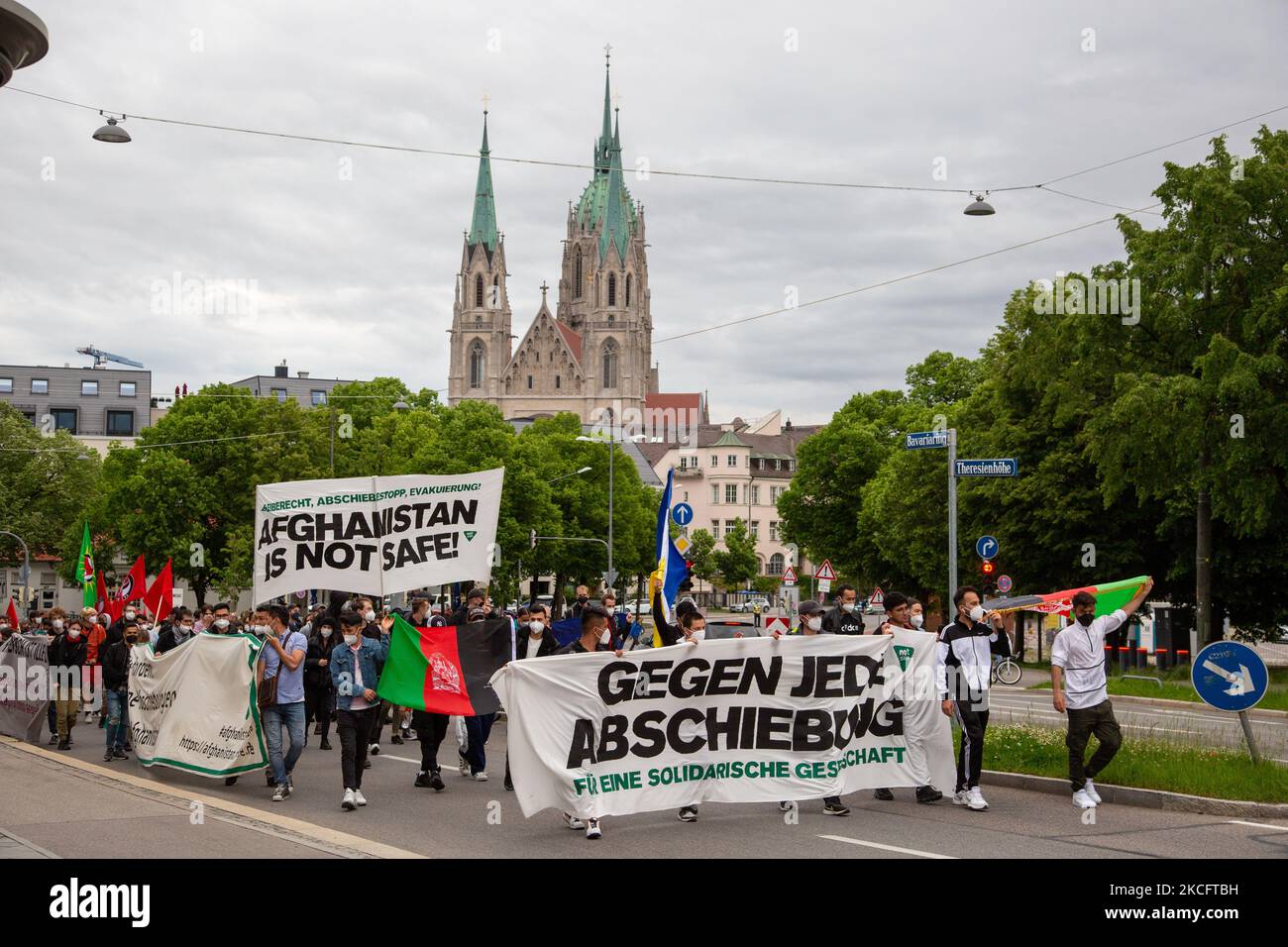Hunderte nahmen am 6. Juni 2021 an einer Demonstration gegen Abschiebungen nach Afghanistan in München Teil. (Foto von Alexander Pohl/NurPhoto) Stockfoto