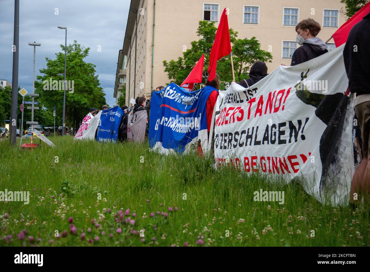 Hunderte nahmen am 6. Juni 2021 an einer Demonstration gegen Abschiebungen nach Afghanistan in München Teil. (Foto von Alexander Pohl/NurPhoto) Stockfoto