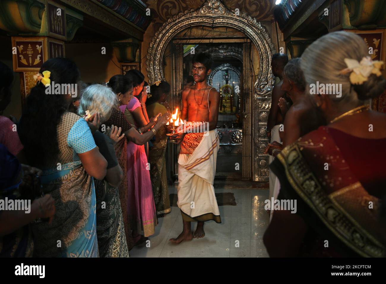 Tamilische hinduistische Anhänger erhalten Segnungen während des 108 abhishekam pooja, der Lord Vinayagar (Lord Ganesh) am Arasadi Vinayagar Tempel (Arasadi Sithiar Vinayagar Kovil) in Jaffna, Sri Lanka ehrt. (Foto von Creative Touch Imaging Ltd./NurPhoto) Stockfoto