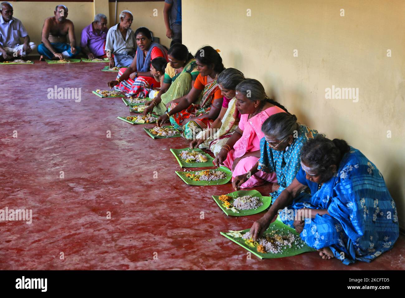 Tamilische Hindu-Anhänger essen ein traditionelles vegetarisches Mittagessen, das auf einem Bananenblatt nach Gebeten während des 108 abhishekam Pooja zu Ehren von Lord Vinayagar (Lord Ganesh) im Arasadi Vinayagar Tempel (Arasadi Sithi Vinayagar Kovil) in Jaffna, Sri Lanka, serviert wird. (Foto von Creative Touch Imaging Ltd./NurPhoto) Stockfoto