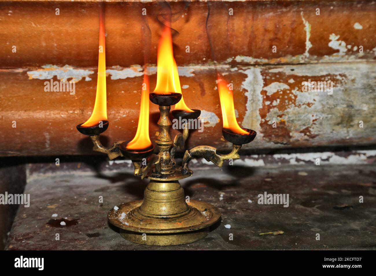 Kampfer brennt in einer Lampe in der Nähe des Schreines von Herrn Ganesh während des 108 abhishekam pooja ehrend Herrn Vinayagar (Herr Ganesh) am Arasadi Vinayagar Tempel (Arasadi Sithiar Vinayagar Kovil) in Jaffna, Sri Lanka. (Foto von Creative Touch Imaging Ltd./NurPhoto) Stockfoto