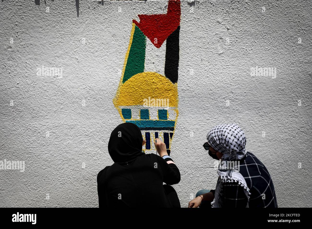 Palästinensische Künstler malen am 8. Juni 2021 in Gaza-Stadt Wandmalereien. (Foto von Majdi Fathi/NurPhoto) Stockfoto