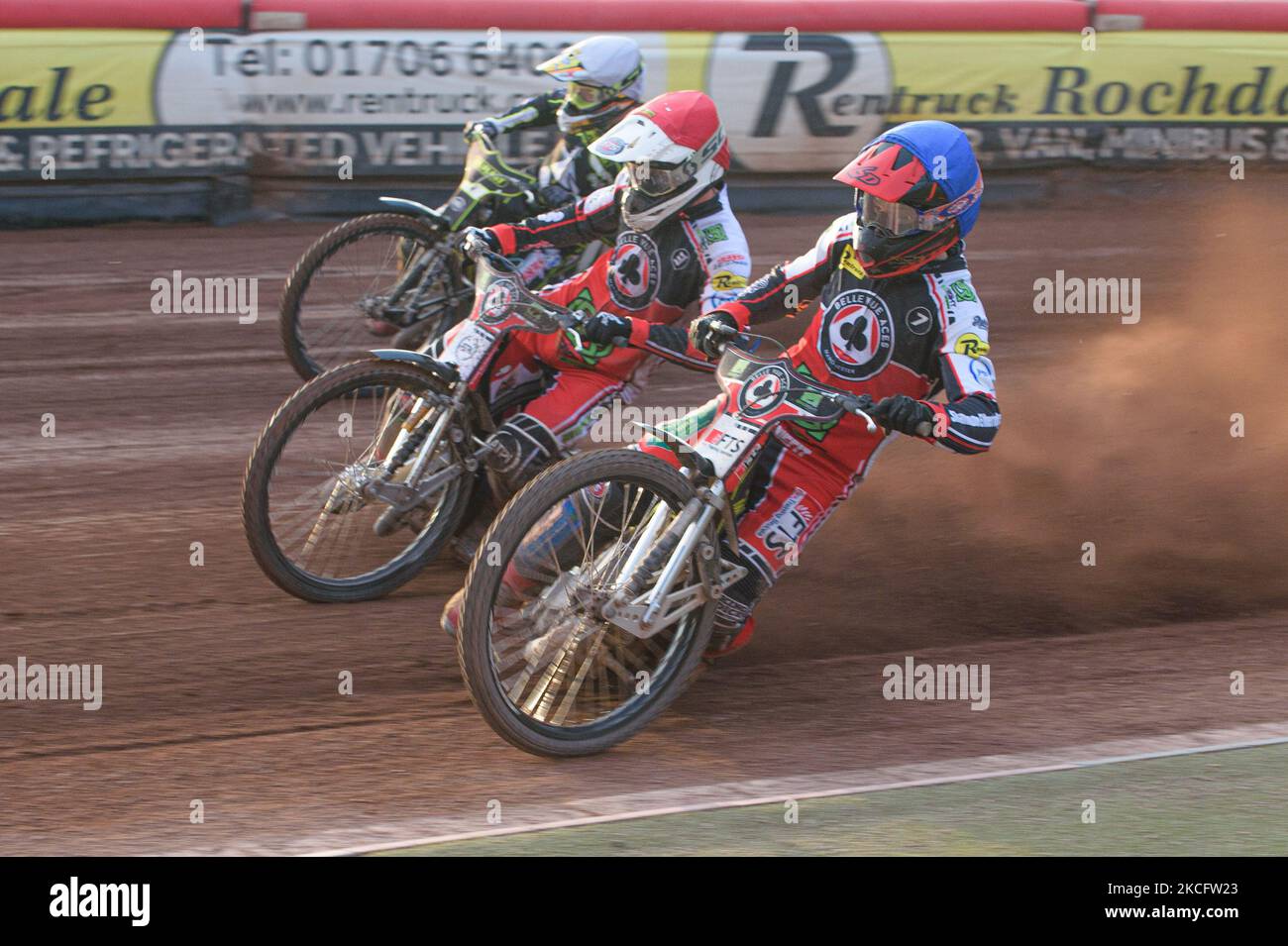 Jye Etheridge (Blau) und Richie Worrall (Rot) führen Jake Allen (Weiß) während des SGB-Premiership-Spiels zwischen Belle Vue Aces und Ipswich Witches am 7.. Juni 2021 im National Speedway Stadium, Manchester, Großbritannien. (Foto von Ian Charles/MI News/NurPhoto) Stockfoto