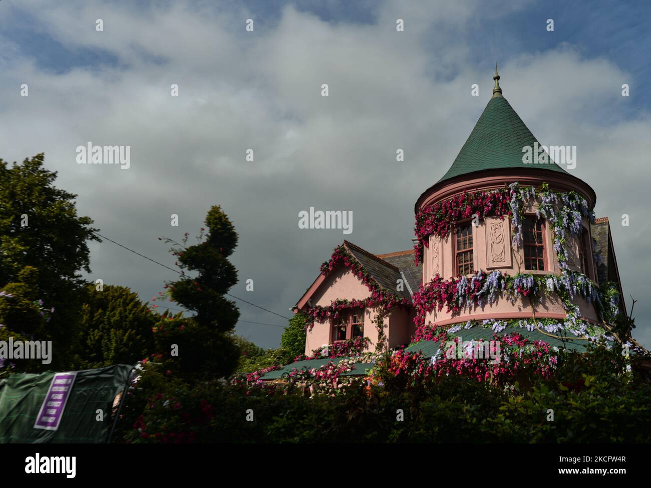 Eine Teilansicht des Hauses in der Burnaby Area von Greystones, das vom Dach nach unten von gestreckten rosa Blumen und Spalier-artigen Blättern bedeckt wurde, bevor Disney nächste Woche mit seinen „desillusionierten“ Dreharbeiten beginnt. Am Dienstag, den 8. Juni 2021, in Greystones, County Wicklow, Irland. (Foto von Artur Widak/NurPhoto) Stockfoto