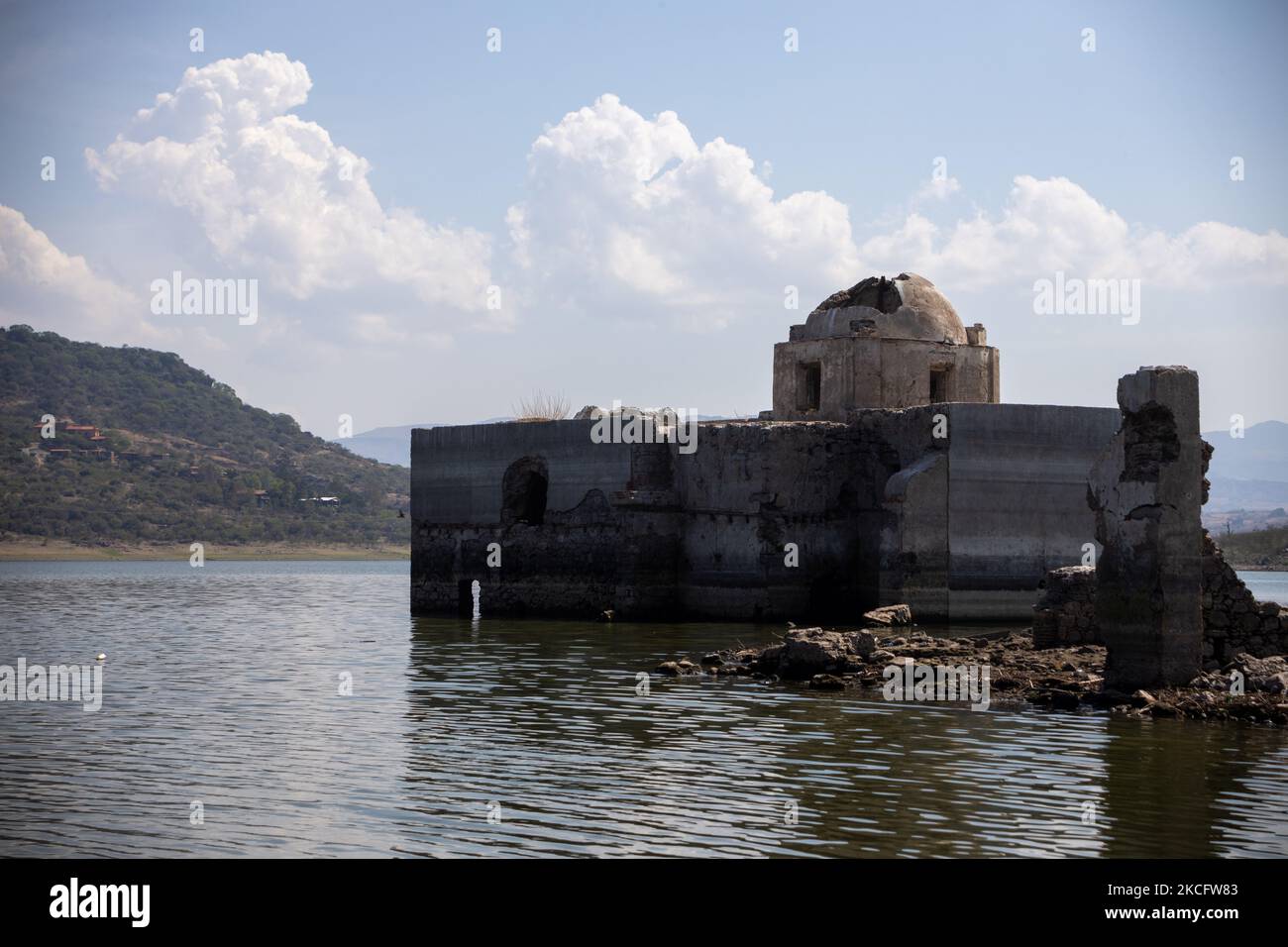 El Zangarro war eine Gemeinde, die 79 unter Wasser stand, um den Staudamm La Purisima in Irapuato zu bauen. Der Mangel an Regen verursachte einen sehr niedrigen Wasserstand, wodurch die Kirche, die zu Ehren der Virgen Santisima de los Dolores errichtet wurde, freigelegt wurde. Am 7. Juni 2021 in Irapuato, Mexiko. (Foto von David Peinado/NurPhoto) Stockfoto