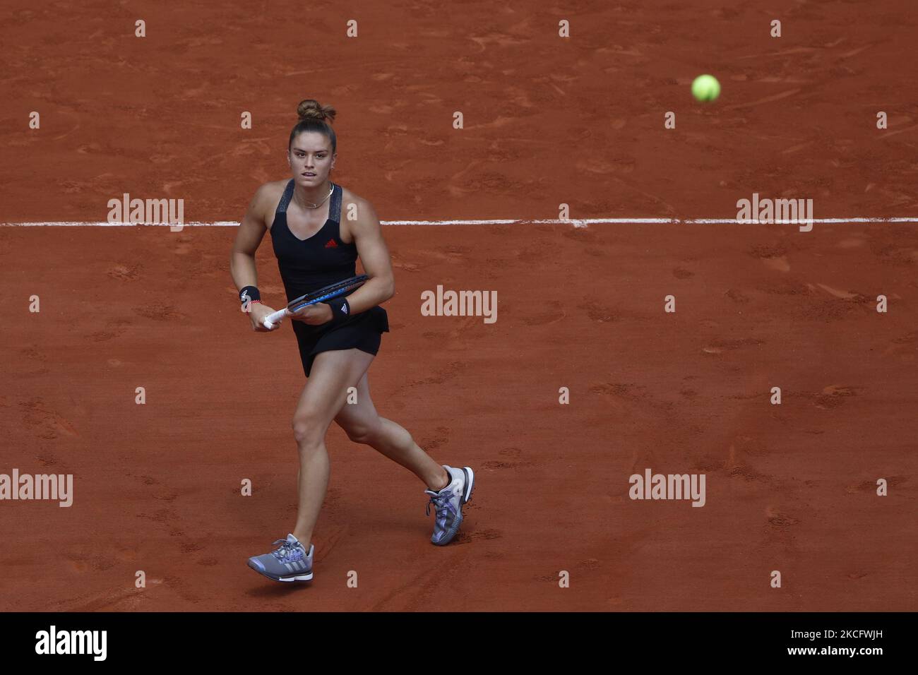 Maria Sakkari aus Griechenland im Einsatz gegen IGA Swiatek (nicht im Bild) aus Polen in ihrem Viertelfinalspiel beim French Open Tennisturnier in Roland Garros in Paris, Frankreich am 09. Juni 2021. (Foto: Mehdi Taamallah/NurPhoto) Stockfoto