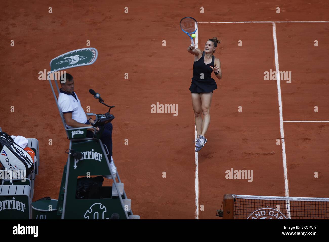 Maria Sakkari aus Griechenland im Einsatz gegen IGA Swiatek (nicht im Bild) aus Polen in ihrem Viertelfinalspiel beim French Open Tennisturnier in Roland Garros in Paris, Frankreich am 09. Juni 2021. (Foto: Mehdi Taamallah/NurPhoto) Stockfoto