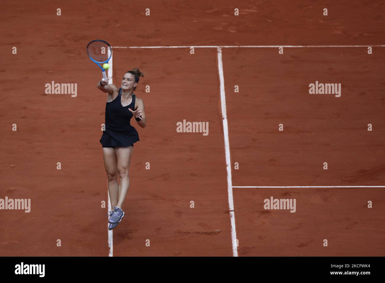Maria Sakkari aus Griechenland im Einsatz gegen IGA Swiatek (nicht im Bild) aus Polen in ihrem Viertelfinalspiel beim French Open Tennisturnier in Roland Garros in Paris, Frankreich am 09. Juni 2021. (Foto: Mehdi Taamallah/NurPhoto) Stockfoto
