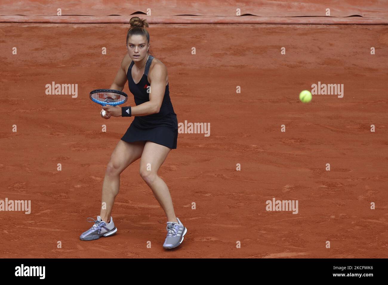 Maria Sakkari aus Griechenland im Einsatz gegen IGA Swiatek (nicht im Bild) aus Polen in ihrem Viertelfinalspiel beim French Open Tennisturnier in Roland Garros in Paris, Frankreich am 09. Juni 2021. (Foto: Mehdi Taamallah/NurPhoto) Stockfoto