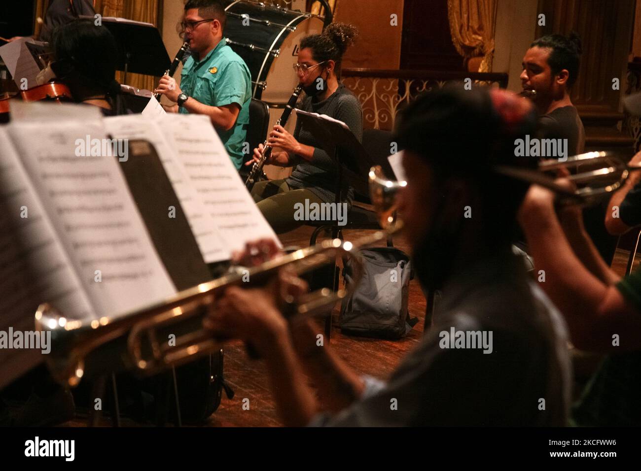 Eine Frau nimmt an der Probe der symphonischen Gala „Schlacht von Carabobo: Sounds of Freedom“ Teil, die von der National Music Company Foundation mitten in der Coronavirus-Pandemie in einem Theater im Westen der Stadt Caracas, Venezuela, am 09. Juni 2021 organisiert wurde (Foto: Javier Campos/NurPhoto) Stockfoto