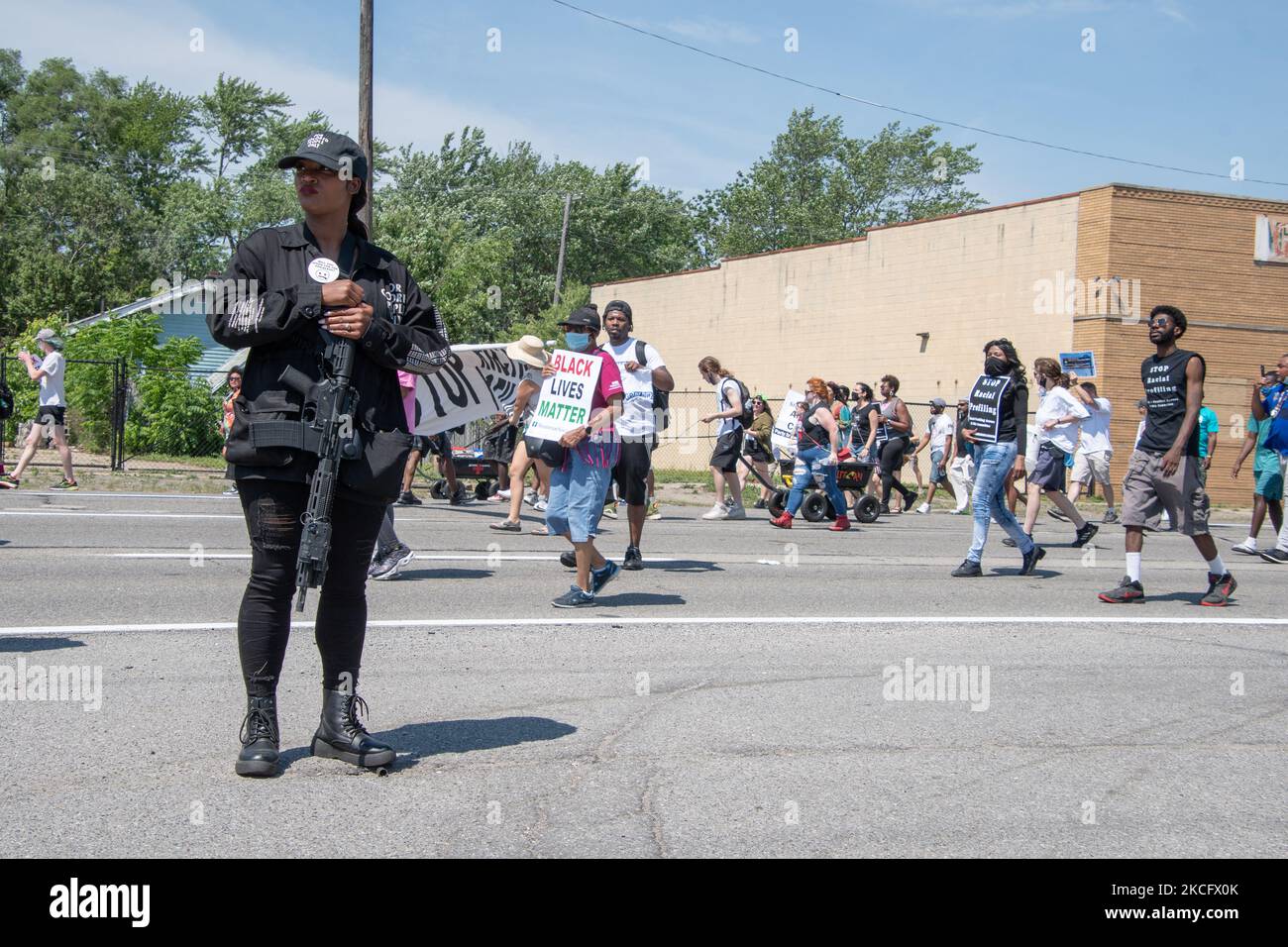 Ein Mitglied von We the Free People stellt Sicherheitsdetails für den 5.. Juni 2021 Stop Racial Profiling march Along 8 Mile Road in Detroit, MI, bereit. (Foto von Adam J. Dewey/NurPhoto) Stockfoto