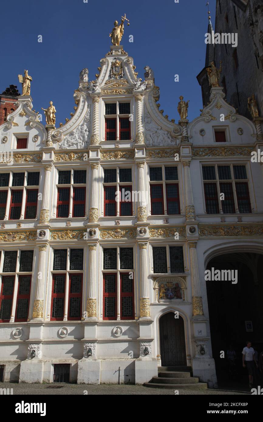 Vergoldete Statuen schmücken das alte Standesamt-Gebäude am Burgplatz in Brügge (Brügge) in Belgien, Europa. Das alte Zivilregister ist eines der ältesten Renaissance-Gebäude in Flandern und wurde 1537 fertiggestellt und beherbergte den Zivilbeamten, der einer der wichtigsten Beamten der Stadt war. Die Fassade ist komplett aus Naturstein gefertigt und reich mit Schnitzereien verziert. Die Statuen stammen aus dem Jahr 1883 und sind das Werk des Brügger Bildhauers Hendrik Pickery. (Foto von Creative Touch Imaging Ltd./NurPhoto) Stockfoto