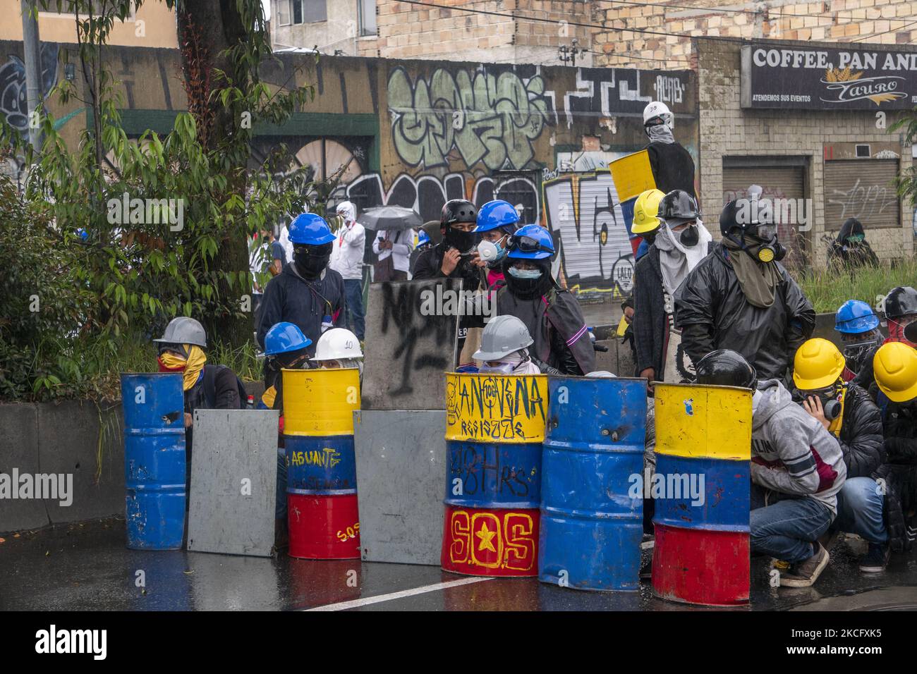 Mehrere Mitglieder der Front decken sich bei den Protesten in Bogota, Kolumbien, am 9. Juni 2021 mit Schilden ab. Der nationale Streik, der am 28. April begann, geht in Kolumbien weiter, wo sie hauptsächlich gegen Polizeimissbrauch protestieren. (Foto von Daniel Garzon Herazo/NurPhoto) Stockfoto