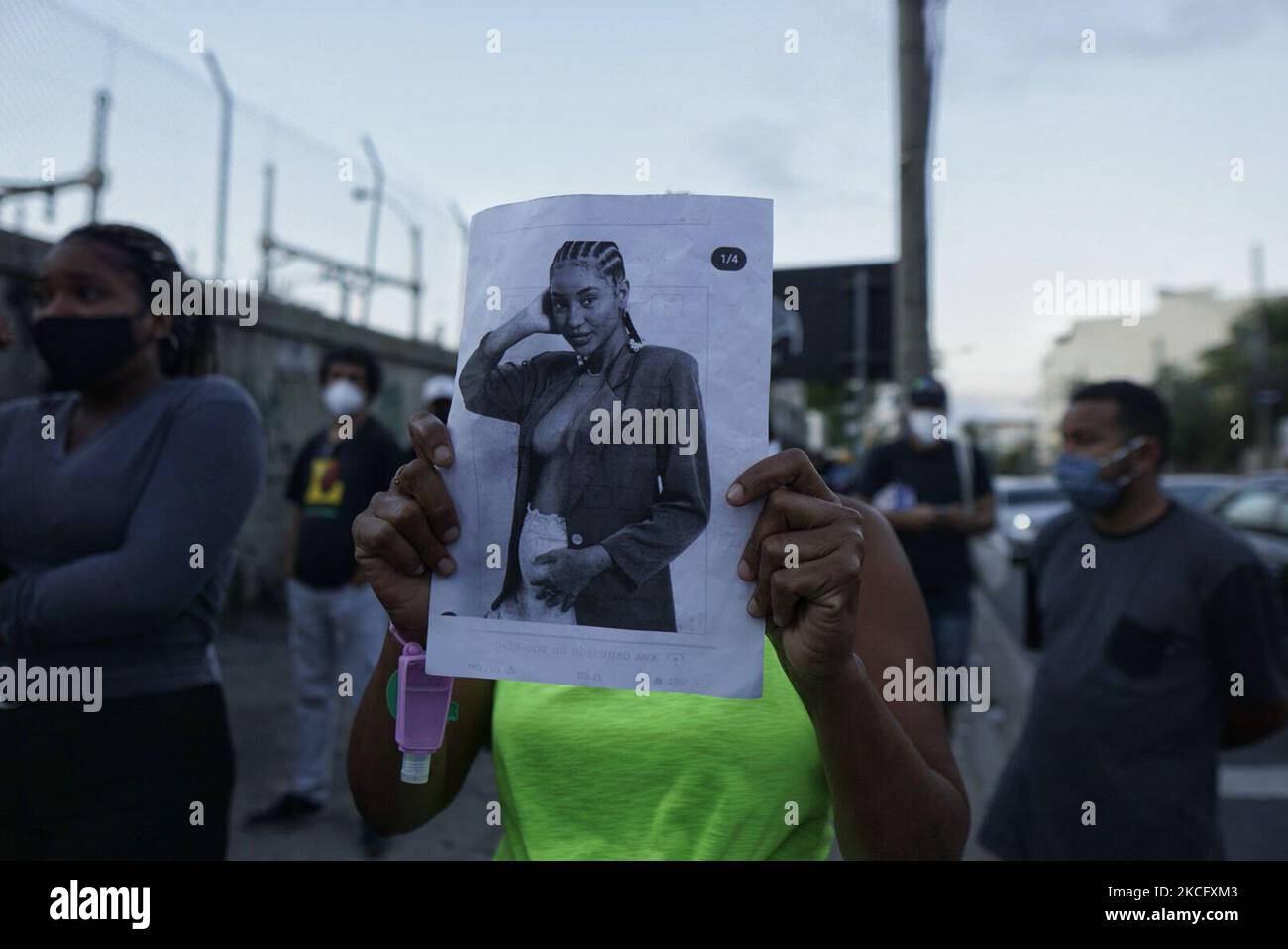 Demostrator hält das Foto von Kathlen Romeu in Rio de Janeiro, Brasilien, am 9. Juni 2021. Kathlen Romeu, 24-jähriges schwarzes Mädchen, vier Monate schwanger, wurde bei einer Schießerei zwischen Drogenhändlern und der Militärpolizei in Favela do Complexo do Lins, Nordzone von Rio, getötet. (Foto von Allan Carvalho/NurPhoto) Stockfoto