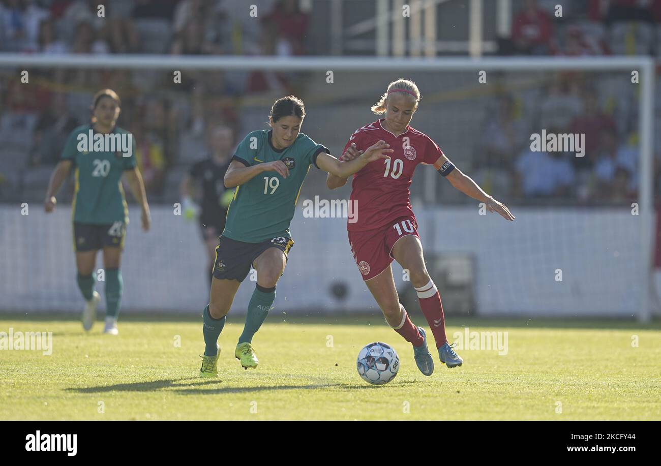 Dänemarks Pernille Harder und Australiens Kyra Cooney-Cross während des Freundschaftsspiel zwischen Dänemark und Australien im Horsens Stadium, Horsens, Dänemark am 10. Juni 2021. (Foto von Ulrik Pedersen/NurPhoto) Stockfoto