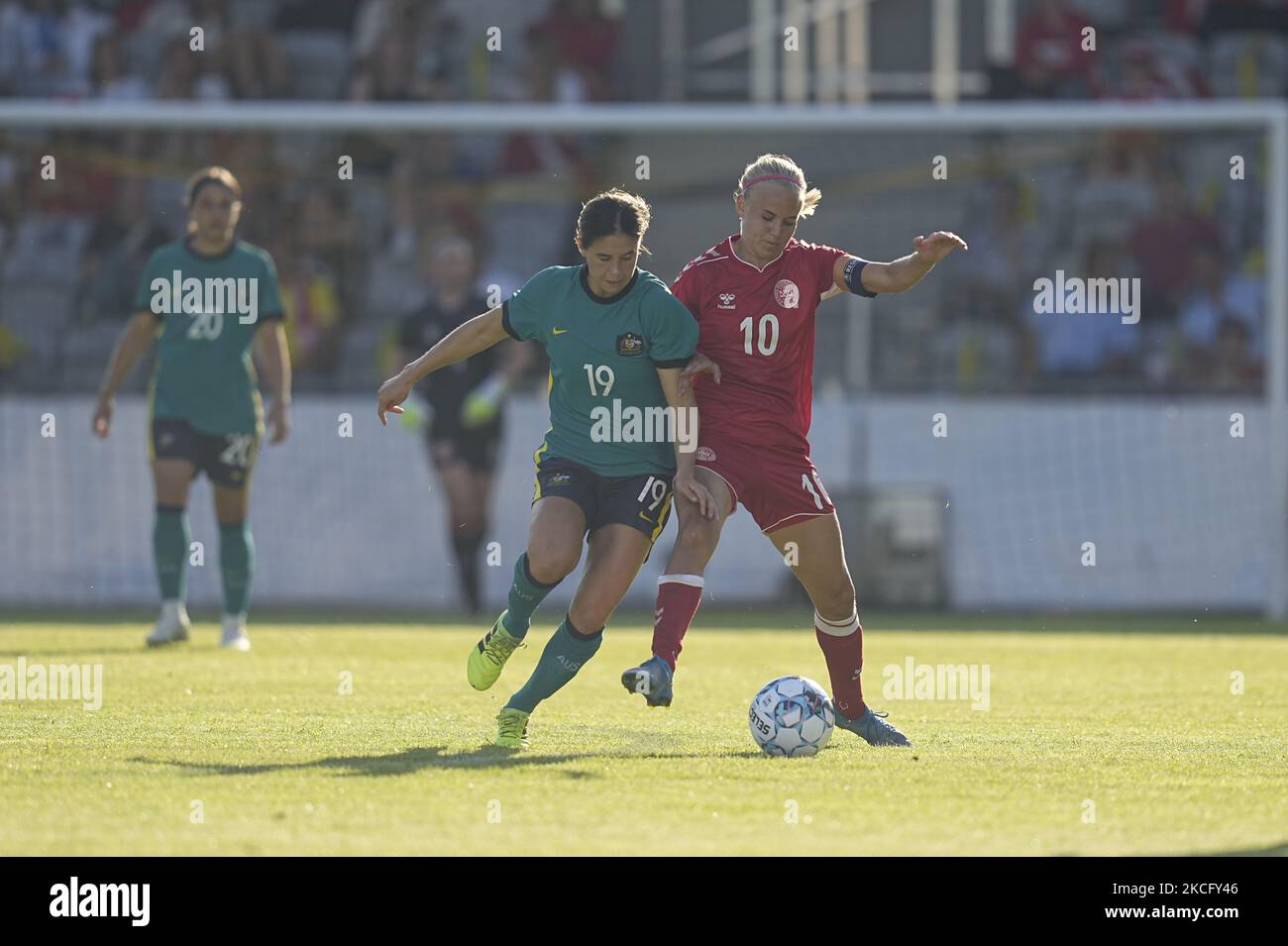 Dänemarks Pernille Harder und Australiens Kyra Cooney-Cross während des Freundschaftsspiel zwischen Dänemark und Australien im Horsens Stadium, Horsens, Dänemark am 10. Juni 2021. (Foto von Ulrik Pedersen/NurPhoto) Stockfoto