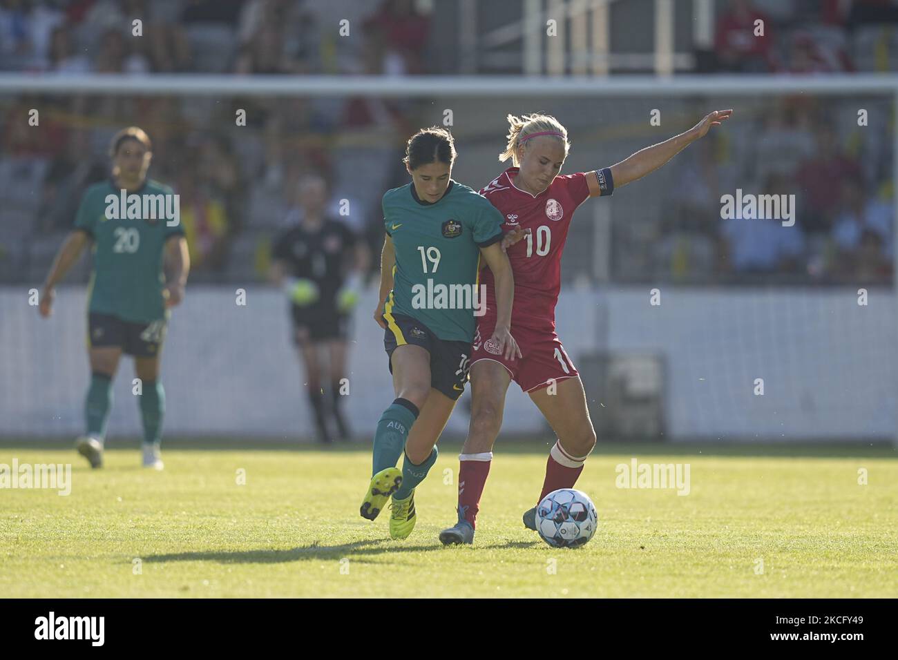 Dänemarks Pernille Harder und Australiens Kyra Cooney-Cross während des Freundschaftsspiel zwischen Dänemark und Australien im Horsens Stadium, Horsens, Dänemark am 10. Juni 2021. (Foto von Ulrik Pedersen/NurPhoto) Stockfoto