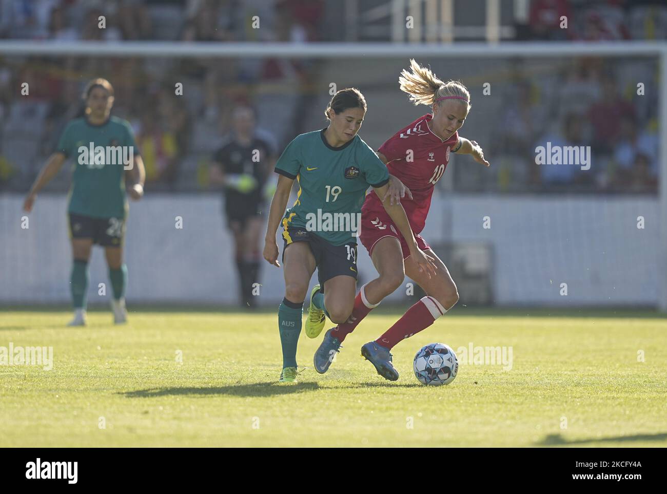 Dänemarks Pernille Harder und Australiens Kyra Cooney-Cross während des Freundschaftsspiel zwischen Dänemark und Australien im Horsens Stadium, Horsens, Dänemark am 10. Juni 2021. (Foto von Ulrik Pedersen/NurPhoto) Stockfoto