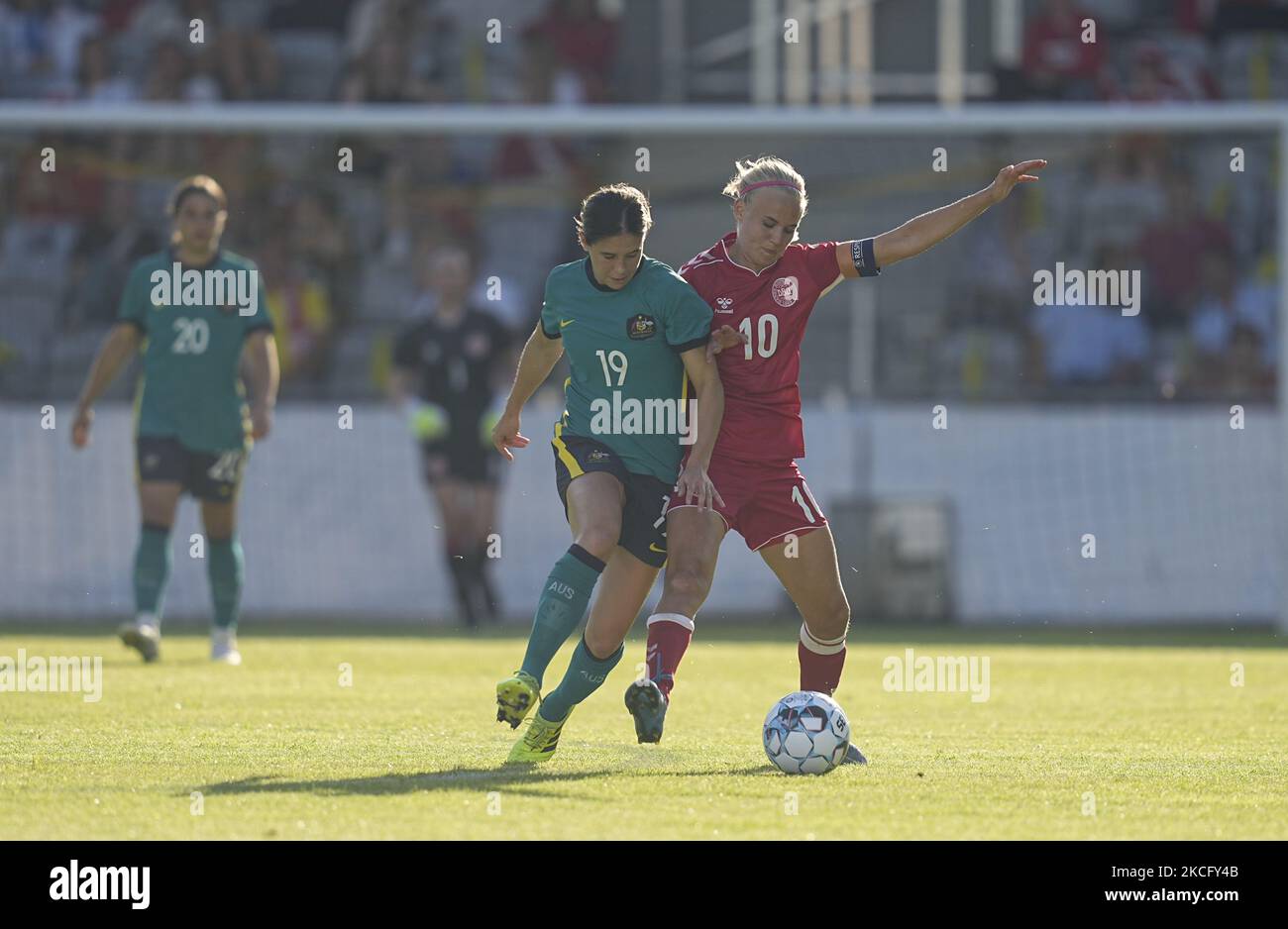 Dänemarks Pernille Harder und Australiens Kyra Cooney-Cross während des Freundschaftsspiel zwischen Dänemark und Australien im Horsens Stadium, Horsens, Dänemark am 10. Juni 2021. (Foto von Ulrik Pedersen/NurPhoto) Stockfoto
