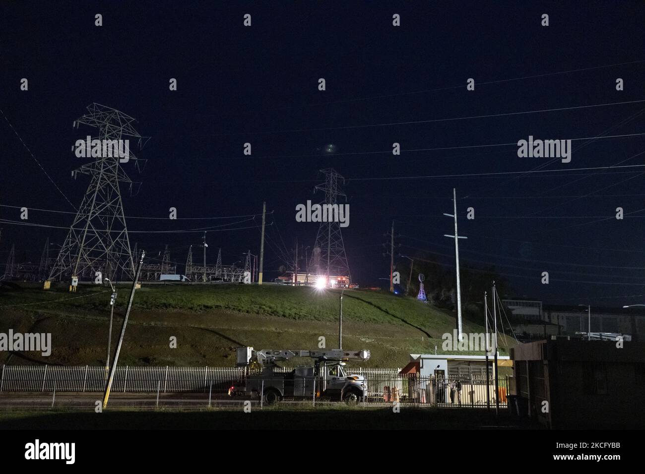 Massiver Stromausfall in Puerto Rico nach einer Explosion an der Monacillo-Stromverteilung in San Juan, Puerto Rico, am 10. Juni 2021. Rund 400.000 Kunden in Puerto Rico waren Ende Donnerstag ohne Strom, sagte LUMA Energy. (Foto von Alejandro Granadillo/NurPhoto) Stockfoto