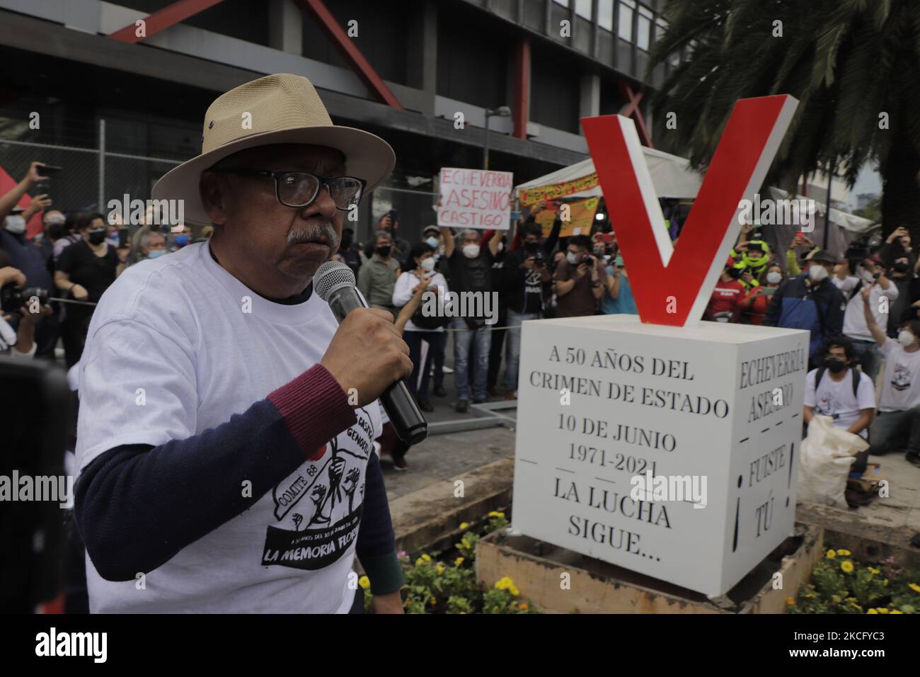 Mitglieder des Comité 68 und verschiedene soziale Organisationen haben an der Avenida Júarez in Mexiko-Stadt ein Anti-Monument eingerichtet, um des 50.. Jahrestages der Halconazo zu gedenken und Gerechtigkeit für den Tag zu fordern, an dem Polizei und Militär mehr als 100 Studenten der Nationalen Autonomen Universität von Mexiko massakrierten Und dem Nationalen Polytechnischen Institut. (Foto von Gerardo Vieyra/NurPhoto) Stockfoto