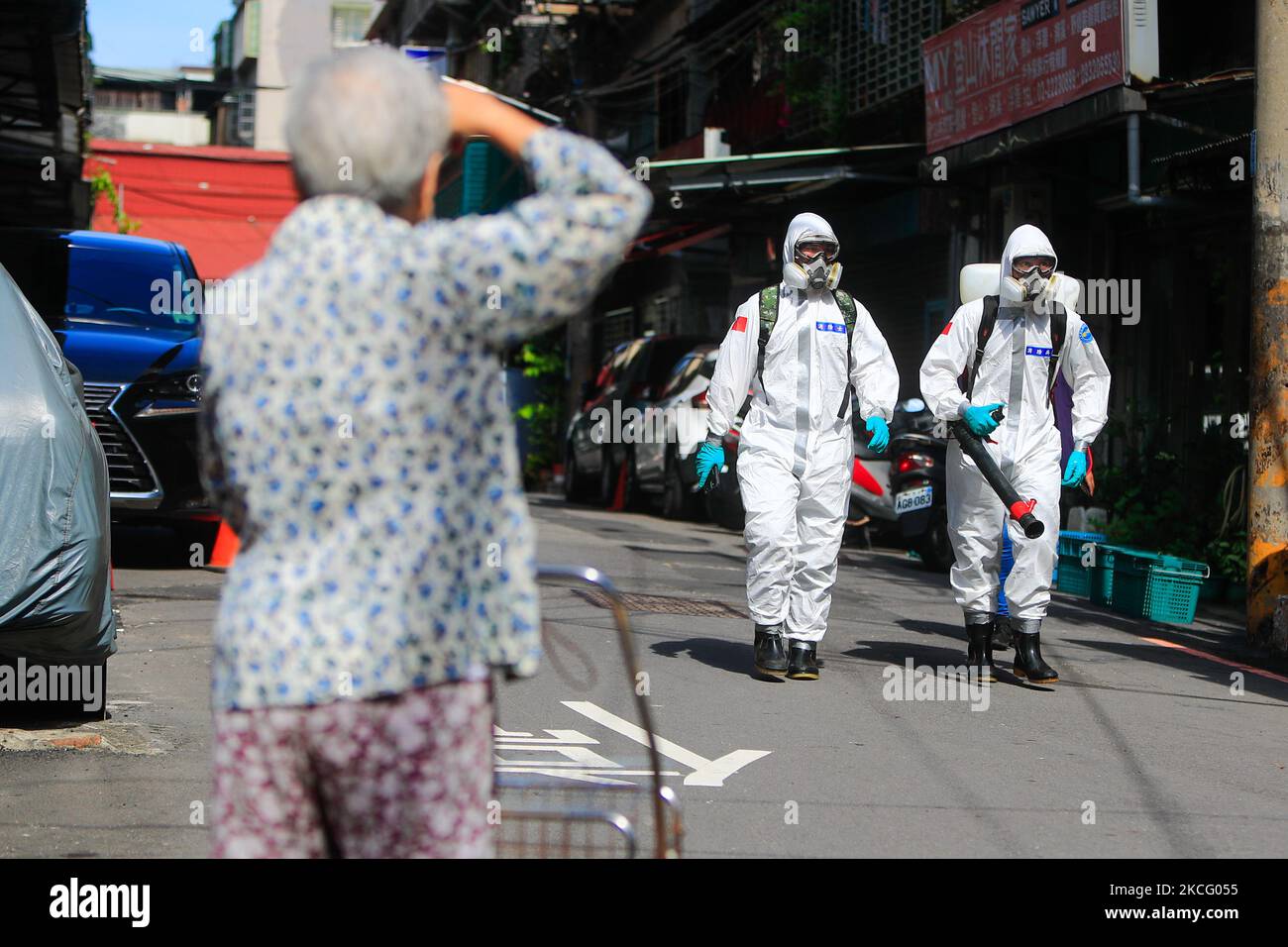 Chemische Truppen desinfizieren die öffentlichen Bereiche in New Taipei City, da die Zahl der Covid-19-Fälle und Todesfälle in New Taipei, Taiwan, am 12. Juni 2021, aufgrund der Übertragung durch die Gemeinschaft gestiegen ist. (Foto von Ceng Shou Yi/NurPhoto) Stockfoto