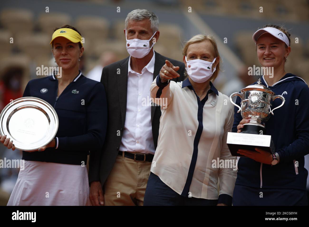 Die Präsidentin des französischen Tennisverbands (FFT) und ehemalige Spielerin Gilles Moretton (L) und die ehemalige Tennisspielerin Martina Navratilova (R) gratulieren der tschechischen Barbora Krejcikova (C) zum Suzanne-Lenglen-Cup, nachdem sie während der Siegerehrung im Finale des Damenfinals gegen die russische Anastasia Pavlyuchenkova gewonnen hatte Tag 14 des Roland Garros 2021 French Open Tennisturniers in Paris am 12. Juni 2021. (Foto von Mehdi Taamallah / Nurphoto) (Foto von Mehdi Taamallah/NurPhoto) Stockfoto