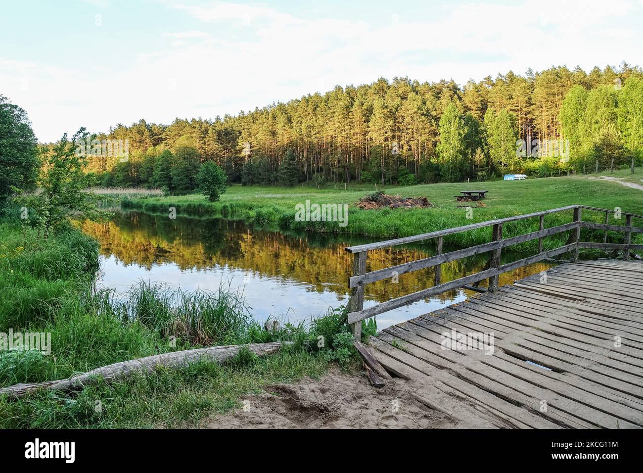 Allgemeine Ansicht des Flusses Lyna ist in der Nähe von Zabie, Polen am 5. Juni 2021 zu sehen Lyna ist ein Fluss, der in der Woiwodschaft Warmian-Masuren im Norden Polens beginnt und im russischen Gebiet von Königsberg endet. (Foto von Michal Fludra/NurPhoto) Stockfoto