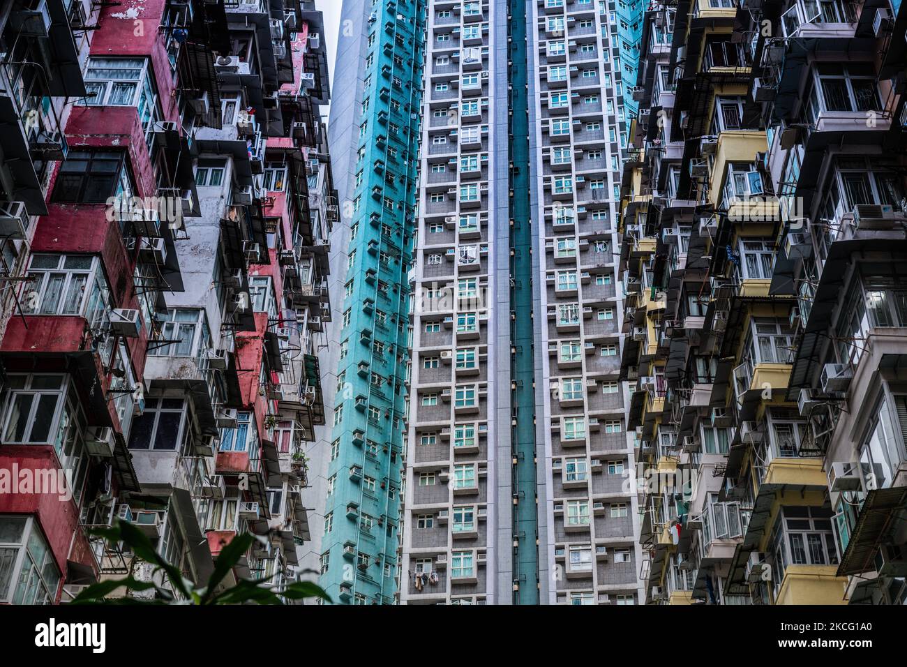 Montane Mansion, ein Ort in Quarry Bay, dessen bedrückende Architektur nach der Einspieltung in den Transformers-Film weltweit berühmt wurde. Seine drückenden Mauern erheben sich zu einem anderen Anwesen an der Seite. Am 12. Juni 2021 in Hongkong, China. (Foto von Marc Fernandes/NurPhoto) Stockfoto