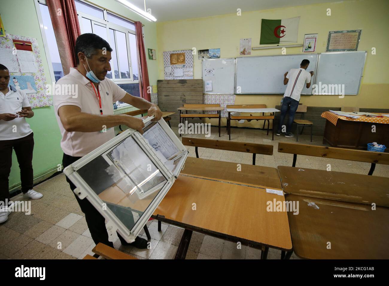 Algerisches Wahlpersonal zählt am 12. Juni 2021 in einem Wahllokal in Algier, Algerien, die Wahlstimmen für Parlamentswahlen (Foto: Bilral Bensalem/NurPhoto) Stockfoto